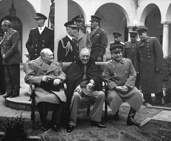 A Conferência de Yalta reuniu os três líderes das nações aliadas: Churchill (Inglaterra), Roosevelt (EUA) e Stalin (URSS).