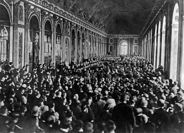 Líderes reunidos no Palácio de Versalhes, na Conferência de Paz de Paris.