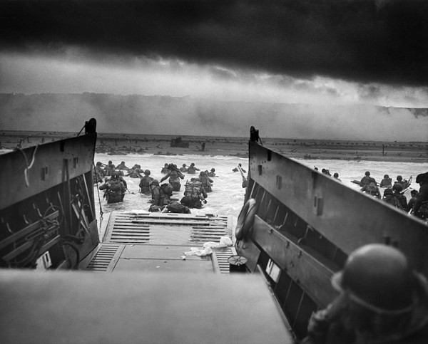 Desembarque das tropas aliadas na Normandia para uma das principais batalhas da Segunda Guerra Mundial.