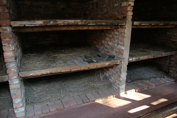 Fotografia de uma das seções de dormitórios dos prisioneiros em Auschwitz I.[5]