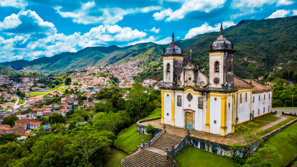 Vista aérea da cidade de Ouro Preto, em Minas Gerais, um dos focos do turismo no Brasil.