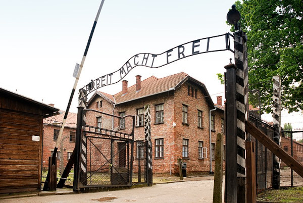 O emblemático portão de Auschwitz I, com os dizeres “o trabalho liberta”, em alemão.[2]
