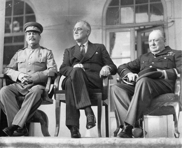 Stalin (URSS), Roosevelt (EUA) e Churchill (Inglaterra) na Conferência de Teerã.