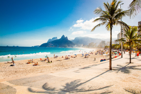 Turistas na Praia de Ipanema, no Rio de Janeiro, um dos principais focos do turismo no Brasil.