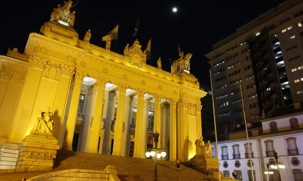 Palácio Tiradentes iluminado de amarelo como forma de alerta à campanha Setembro Amarelo.