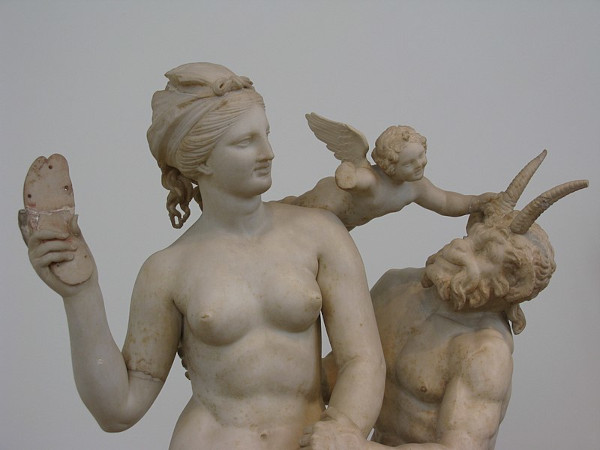 Estátua romana de Eros e Afrodite repelindo uma investida de Pan com um chinelo.