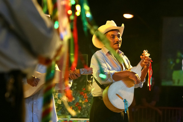 Homem tocando instrumento musical no Festival de Cururu e Siriri, uma das festas que fazem parte da cultura do Centro-Oeste.
