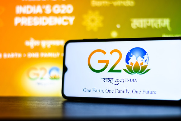 Foco seletivo do logotipo da 18ª Cúpula de G20, reunião do G20 (Grupo dos 20) que aconteceu em 2023, em Nova Déli, na Índia.