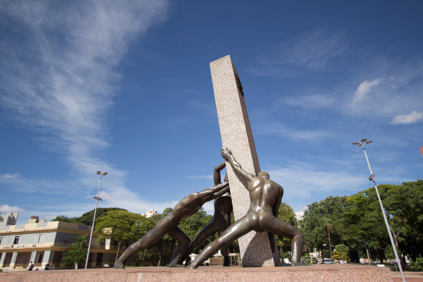 Monumento às três raças, um monumento que retoma a importância de indígenas, africanos e europeus na história de Goiânia.