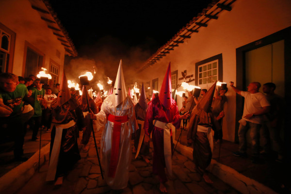 Procissão do Fogaréu na Cidade de Goiás, uma procissão religiosa que faz parte da cultura do Centro-Oeste.