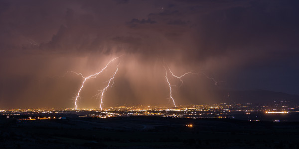 Tempestade acompanhada de raios, descargas elétricas entre a nuvem e a superfície terrestre.