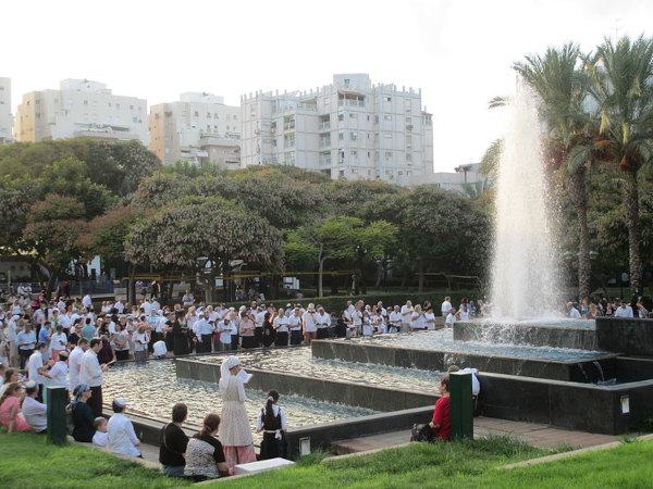 Judeus orando perto de fontes de água, em ritual que precede o Yom Kipur.