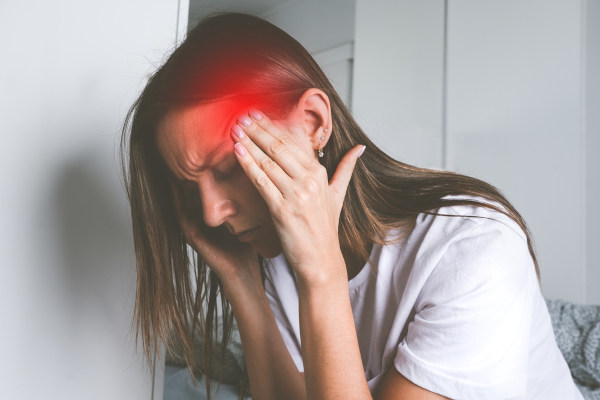 A enxaqueca é caracterizada por uma dor de cabeça unilateral intensa.