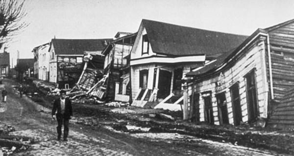 Casas danificadas pelo terremoto de 1960, no Chile, em área do Círculo de Fogo do Pacífico. 