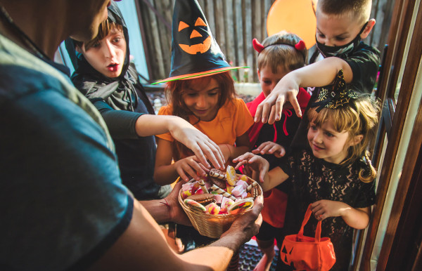 Crianças pedindo doces, uma tradição popular do Dia das Bruxas.