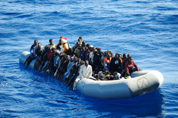 Pequena embarcação carregando imigrantes no mar Mediterrâneo, próximo da costa da Líbia. [1]