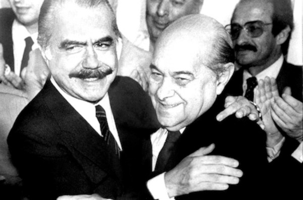 José Sarney e Tancredo Neves, eleitos no contexto da redemocratização do Brasil de 1985.