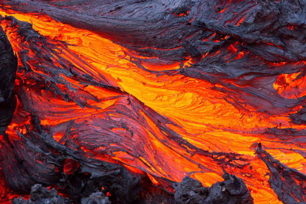 Lava, que no interior do vulcão se chama magma, escorrendo na superfície terrestre após uma erupção vulcânica.