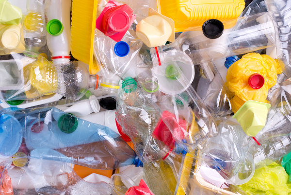 Garrafas e sacolas plásticas reunidas, objetos que podem ser fonte de microplásticos secundários.
