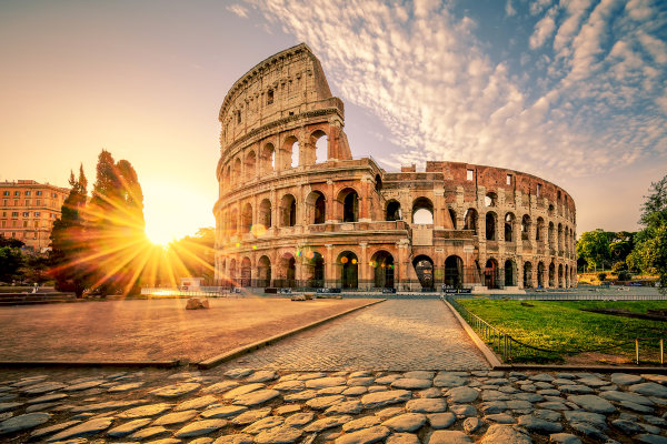 Nascer do Sol nas proximidades do Coliseu, um dos principais símbolos históricos e culturais de Roma, capital da Itália.