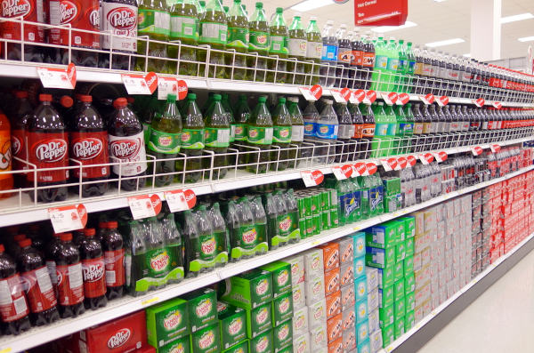 Seção de refrigerantes, produtos que são uma grande fonte de aspartame.
