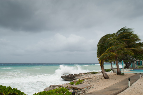 Ventos fortes em uma praia, uma causa da ressaca marítima.