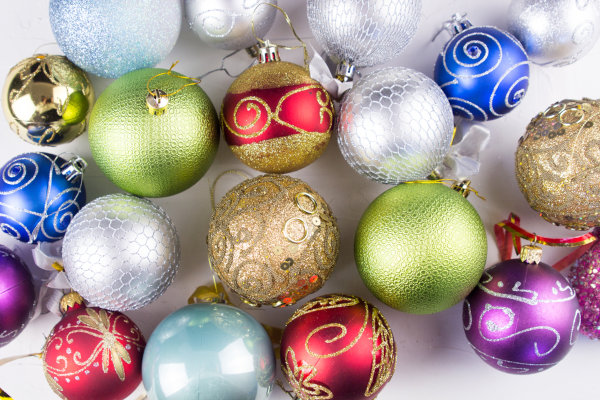 Variadas bolas de Natal, criadas pela primeira vez pelos alemães, uma curiosidade sobre o Natal.