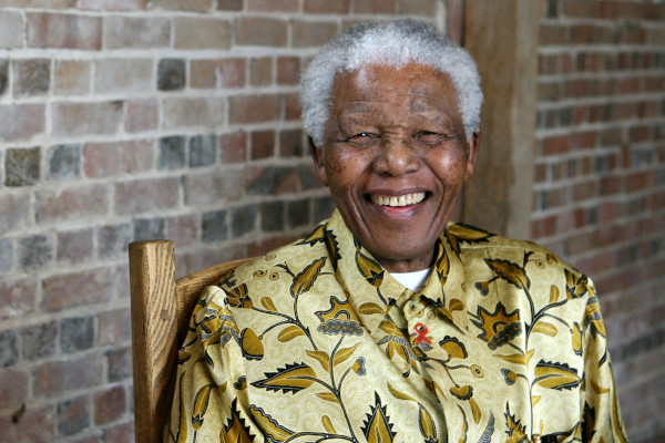 Nelson Mandela sorri enquanto posa para retrato.