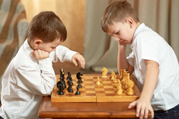 Meninos jogando xadrez.