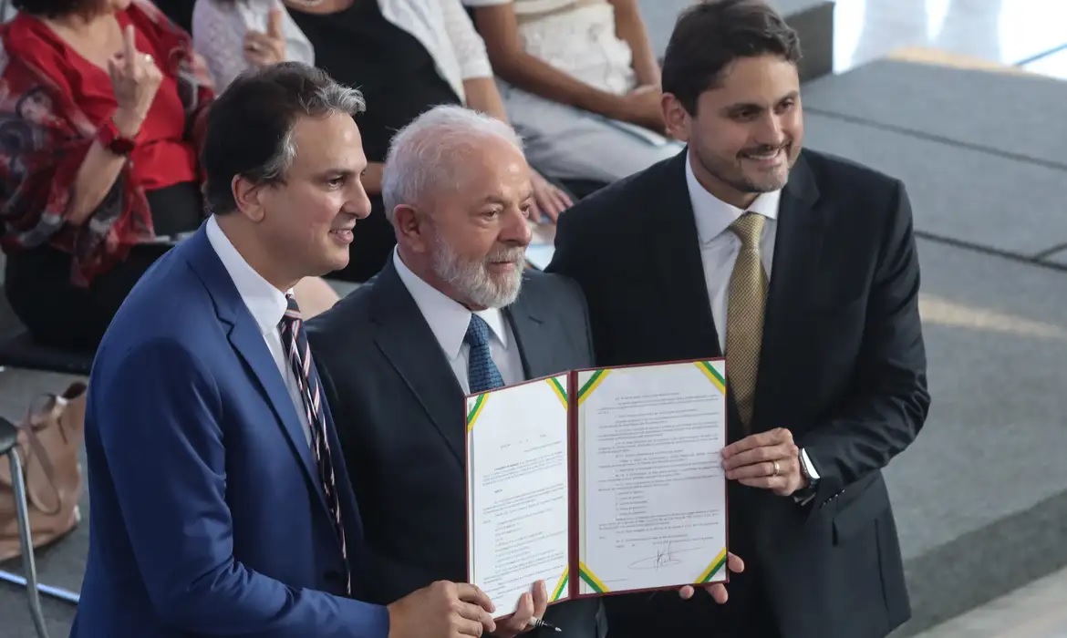 Lula e Camilo Santana no dia da sanção da Poupança do Ensino Médio