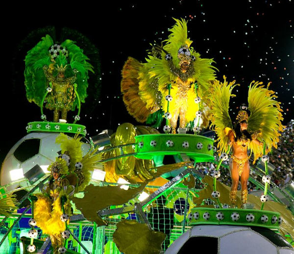 Carro alegórico da escola de samba Estação Primeira de Mangueira no Carnaval 2014, exemplo de uso de alegoria e adereços.