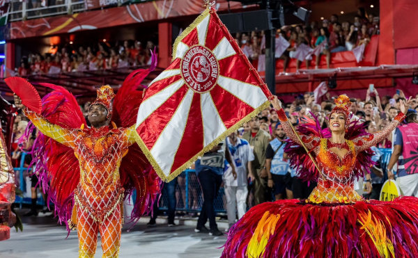 Casal de mestre-sala e porta-bandeira da escola de samba Acadêmicos do Salgueiro em desfile durante o Carnaval.
