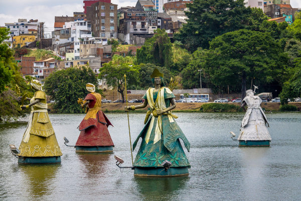 Esculturas dos orixás Oxum, Xangô, Oxóssi e Oxalá no Dique do Tororó, em Salvador, Bahia.[1]