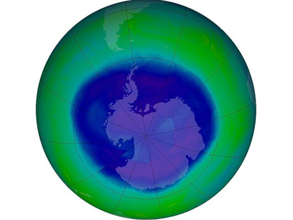 Ilustração do buraco na camada de ozônio em texto sobre a estratosfera.