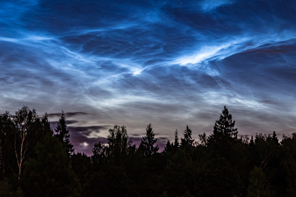 Nuvens noctilucentes no céu em texto sobre a mesosfera.