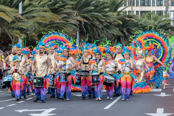 Pessoas tocando instrumentos no Carnaval de Santa Cruz de Tenerife, na Espanha, uma das comemorações de Carnaval no mundo.