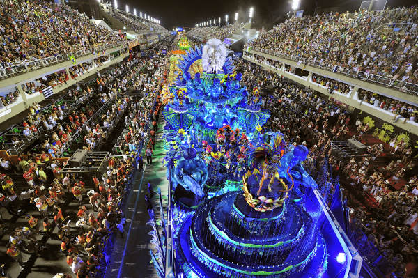 Desfile de uma escola de samba no Carnaval do Brasil.