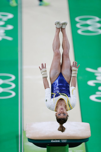 Competidora de ginástica artística em performance no salto sobre a mesa nas Olimpíadas Rio 2016.[4]