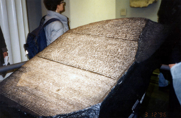 Pedra de Roseta, no Museu Britânico, fundamental para que os hieróglifos fossem decifrados.