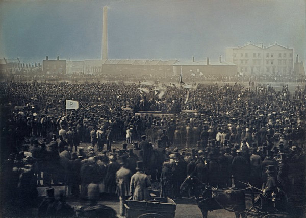 Multidão reunida em Londres, em encontro cartista de 1848.