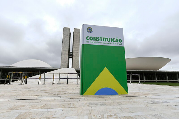 Constituição Federal gigante na Praça dos Três Poderes, em texto sobre Estado Moderno.
