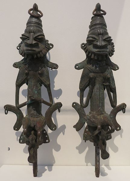 Duas estátuas da cultura iorubá.