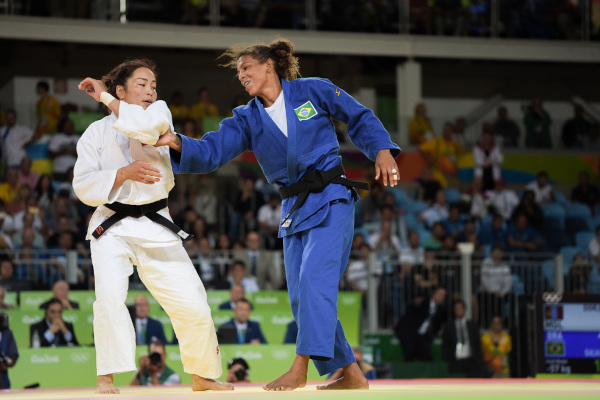 Rafaela Silva, judoca do Brasil, em luta de judô com Sumiya, judoca da Mongólia.