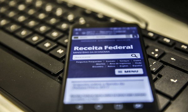 Celular apresenta tela do site da Receita Federal.