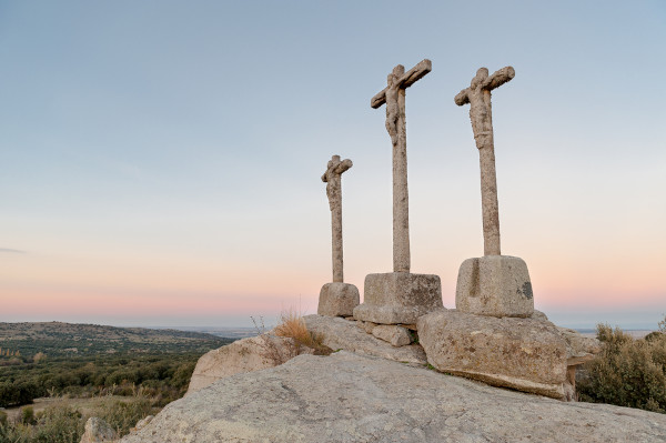 Três cruzes de pedra no alto de um monte em alusão à Semana Santa.