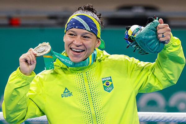 Beatriz Ferreira, lutadora de boxe brasileira comemorando medalha nos Jogos Pan-Americanos de 2023.