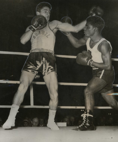 Éder Jofre lutando boxe contra adversário.