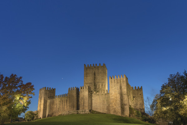Castelo de Guimarães na atualidade, um castelo que está ligado aos antecedentes históricos da Revolução de Avis.