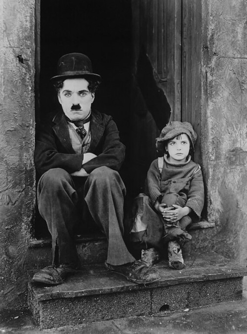 Charlie Chaplin interpretando Carlitos no filme O Garoto.[1]