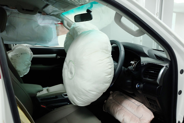 Airbags inflados, situação que ocorre devido a uma reação de decomposição (ou análise), um dos tipos de reação química. 
